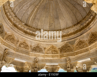 Gaitore Ki Chhatriyan, königlichen Einäscherung Boden, Jaipur, Rajasthan, Indien geschnitzte Dekoration in Marmor Kuppel Stockfoto