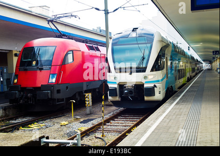 Lokomotiven der Privaten Westbahn Und der ÷BB in Einem Bahnhof. ÷sterreich Stockfoto