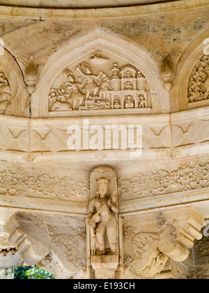 Gaitore Ki Chhatriyan, königlichen Einäscherung Boden, Jaipur, Rajasthan, Indien geschnitzte Dekoration im Inneren Marmor Kenotaph Stockfoto