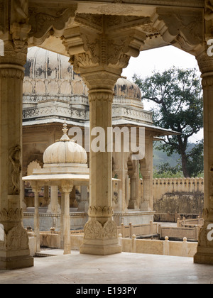 Indien, Jaipur, Rajasthan, Gaitore Ki Chhatriyan, königlichen Einäscherung Boden Marmor cenotaphs Stockfoto