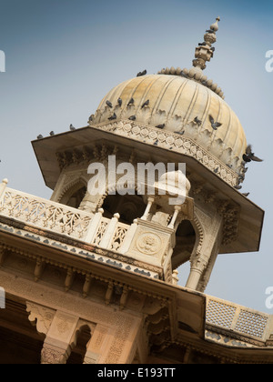 Gaitore Ki Chhatriyan, königlichen Einäscherung Boden, Jaipur, Rajasthan, Indien Kuppel Marmor Kenotaph Dach detail Stockfoto