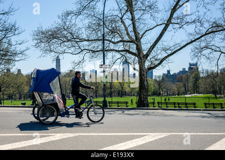 Touristen fahren Fahrradrikscha auf eine Tour durch den New Yorker Central Park im Frühjahr.