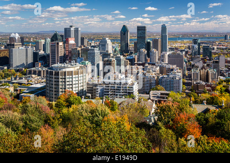 Die Skyline der Stadt mit Herbst Laub Farbe vom Mount Royal Park in Montreal, Quebec, Kanada. Stockfoto