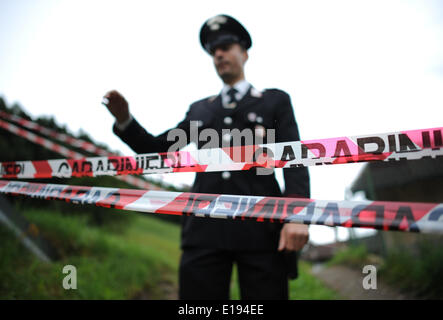 Passeier, Italien. 27. Mai 2014. Ein italienischer Polizist steht Wache an der Stelle von einem angeblichen Autounfall was während einer gemeinsamen Präsentation der deutschen Fußball-Bund DFB und sein Generalsponsor Mercedes in St. Leonhard in Passeier, Italien, 27. Mai 2014 passiert. Deutschlands Fußball Mannschaft bereitet sich auf die kommende FIFA WM 2014 in Brasilien bei einem Trainingslager in Südtirol bis 30. Mai 2014. Foto: Andreas Gebert/Dpa/Alamy Live-Nachrichten Stockfoto