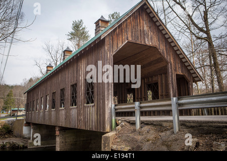 Emerts Cove Covered Bridge ist über Little Pigeon River im Zentrum Pittman, Tennessee abgebildet. Stockfoto