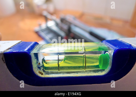 Eine Wasserwaage Auf Einer Experimentierfeld. Symbolbild F¸r Pfusch am Bau Stockfoto