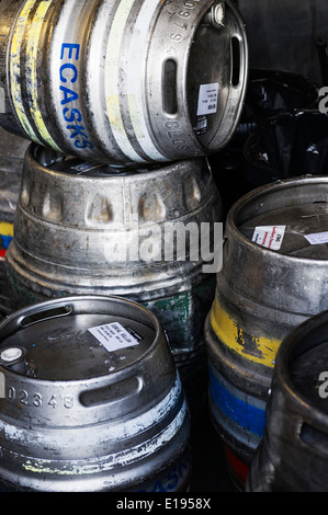 Fässer und Kegs real ale im Keller des The Hoop Pub. Stockfoto