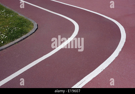 zwei gebogenen weißen gemalte Linien unterwegs Stockfoto