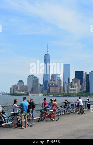 Menschen genießen den Blick auf Lower Manhattan von Governors Island im Hafen von New York. Stockfoto