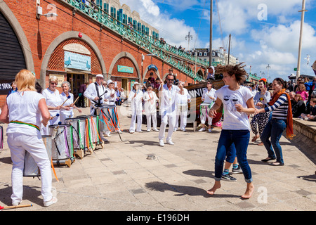 Kinder tanzen zu den Klängen von Silber Samba Band bei der Makrele Fayre, Brighton Seafront, Sussex, England Stockfoto