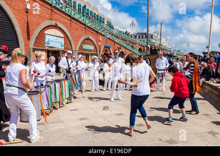 Kinder tanzen zu den Klängen von Silber Samba Band bei der Makrele Fayre, Brighton Seafront, Sussex, England Stockfoto