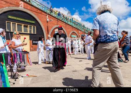 Örtlichen Pfarrer zu den Silber-Klängen tanzen Samba Band bei der Makrele Fayre, Brighton Seafront, Sussex, England Stockfoto