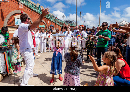 Kinder tanzen zu den Klängen von Silber Samba Band bei der Makrele Fayre, Brighton Seafront, Sussex, England Stockfoto