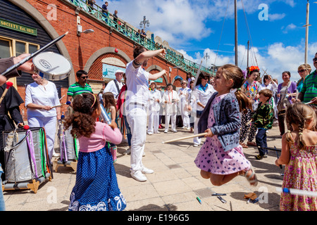 Kinder tanzen zu den Klängen von Silber Samba Band bei der Makrele Fayre, Brighton Seafront, Sussex, England Stockfoto