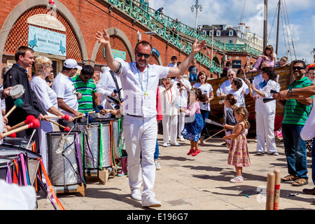 Kinder tanzen zu den Klängen von Silber Samba Band bei der Makrele Fayre, Brighton Seafront, Sussex, England Stockfoto