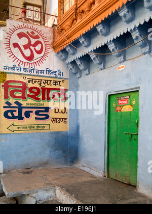 Indien, Rajasthan, Jodhpur, grüne Tür blau lackierten Stadthaus Stockfoto