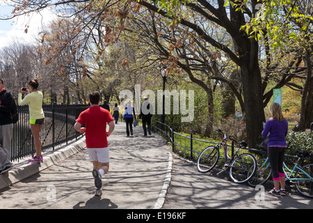 Läufer auf dem Stausee, Jogging-Pfad, Central Park, New York Stockfoto