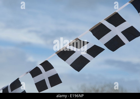 Cornish Flagge (Kernow) Bunting in Cornwall an einem windigen Tag fliegen, Stockfoto