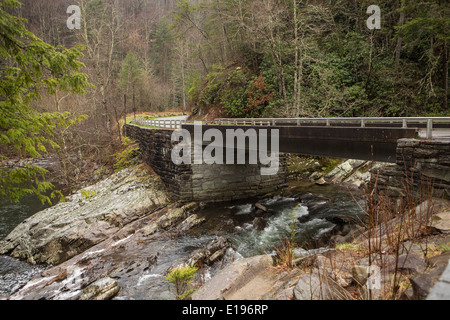 Old State Highway 73 ist im Nationalpark Great Smoky Mountains in Tennessee abgebildet. Stockfoto