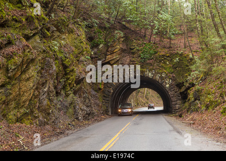 Ein Tunnel ist auf alten State Highway 73 im Nationalpark Great Smoky Mountains in Tennessee abgebildet. Stockfoto