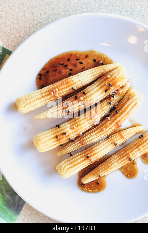 Baby Feldsalat Wite-Sesam-Sauce auf weiße Schale Stockfoto