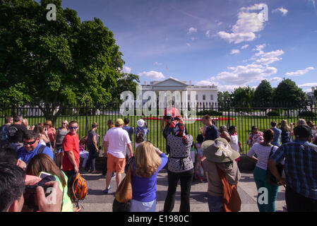 WASHINGTON D.C.-Mai 25:2013 Menschen versammeln sich vor dem weißen Haus Memorial Day Wochenende 25. Mai 2014 in Washington D.C. (Foto von Donald Bowers) Stockfoto