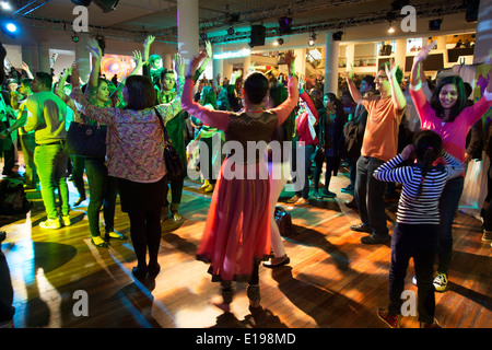 Menschen tanzen während der Alchemie, Southbank Centre jährliche Festival präsentiert das Beste aus UK / asiatische Musik und Tanz. London, UK. Stockfoto