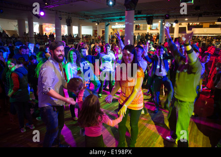 Menschen tanzen während der Alchemie, Southbank Centre jährliche Festival präsentiert das Beste aus UK / asiatische Musik und Tanz. London, UK. Stockfoto