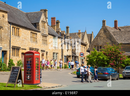 Cotswolds Village of Chipping Campden mit Einkaufsmöglichkeiten auf der High Street, Chipping Campden, den Cotswolds Gloucestershire England GB Europa Stockfoto