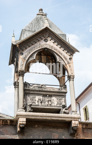 Marmor Grab von Guglielmo da Castelbarco aus dem Jahr 1320 an der Kirche von Sant'Anastasia in Verona (Italien). Stockfoto