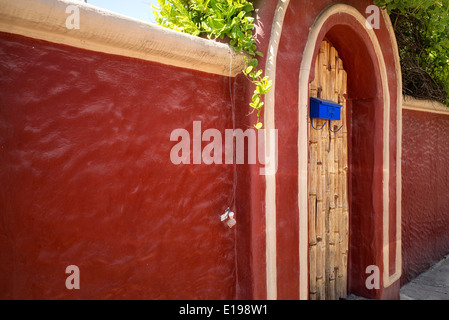 Bunte Tür im Residence in Punta Mita, Mexiko. Stockfoto