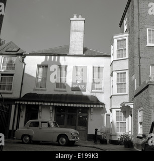 1950er Jahre historische Bild zeigt berühmte Holly Bush Pub, Hampstead Dorf, London mit dem Auto außerhalb. Jetzt im Besitz von Fullers. Stockfoto