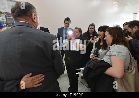 Rutherglen, South Lanarkshire, Schottland, Großbritannien. Mai 2014. Der erste Minister Alex Salmond signiert Autogramme und posiert für Bilder nach einem Treffen, bei dem Mitglieder der Öffentlichkeit am Dienstag, dem 27. Mai 2014 in Rutherglen, South Lanarkshire, Fragen stellten. Das Treffen war eines in einer Reihe, die nach der Veröffentlichung von 'Scotland's Future' und vor dem Unabhängigkeitsreferendum vom 18. September stattfand. © David Gordon/Alamy Live News Stockfoto