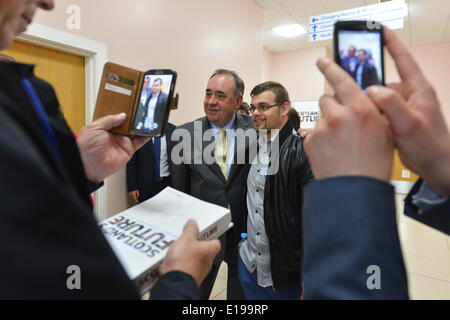 Rutherglen, South Lanarkshire, Schottland, Großbritannien. Mai 2014. Der erste Minister Alex Salmond signiert Autogramme und posiert für Bilder nach einem Treffen, bei dem Mitglieder der Öffentlichkeit am Dienstag, dem 27. Mai 2014 in Rutherglen, South Lanarkshire, Fragen stellten. Das Treffen war eines in einer Reihe, die nach der Veröffentlichung von 'Scotland's Future' und vor dem Unabhängigkeitsreferendum vom 18. September stattfand. © David Gordon/Alamy Live News Stockfoto