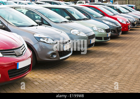 Line-up von verschiedenen Arten von Gebrauchtwagen zum Verkauf auf einem Motorenhändler Vorhof alle Marques entfernt Stockfoto