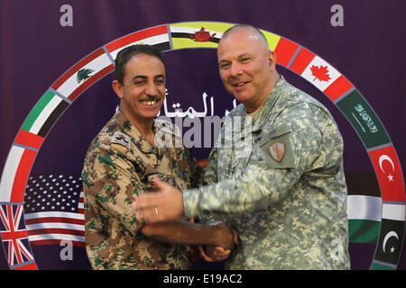 (140527)--AMMAN, 27. Mai 2014 (Xinhua)--U.S. Army Maj. Gen. Robert Catalanotti (R), dem US Central Command Direktor der Übungen und Schulungen, schüttelt Hände mit Brigadier Fahad Faleh Al Damen, der jordanische Direktor der Ausbildung Streitkräfte, während einer Pressekonferenz bezüglich der jährlichen multilateralen Übung "Eager Lion" in Amman, Jordanien, 27. Mai 2014. Die Jordan-Gastgeber "Eager Lion" internationale militärischen, die begann in dieser Woche mit der Teilnahme von 22 Ländern Drill versucht, stärken die Fähigkeiten der jordanischen Armee und Zusammenarbeit, sagte Jordan Streitkräfte am Stockfoto