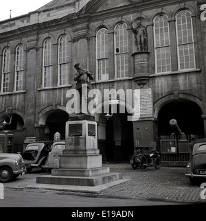 1950er Jahre historische Ansicht der Memorial Statue des Luftfahrt-Pionier Charles Rolls vor Shire Hall, Agincourt Sq, Monmouth, Wales Stockfoto