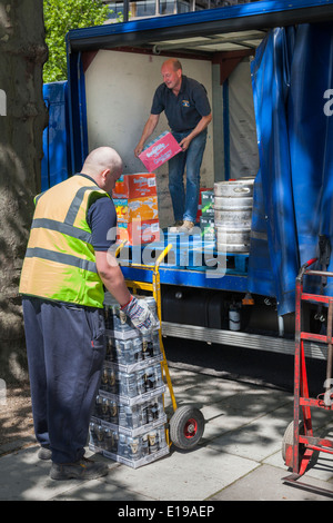 Arbeiter entladen Getränk von Lieferung LKW beliefert. Stockfoto