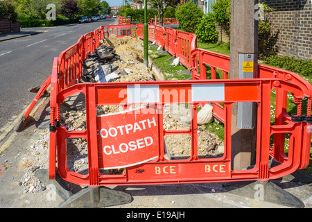 Wanderweg geschlossen und roten Barrieren, wo Pflaster Reparatur in Arbeit ist auf dem Weg in Großbritannien. Stockfoto