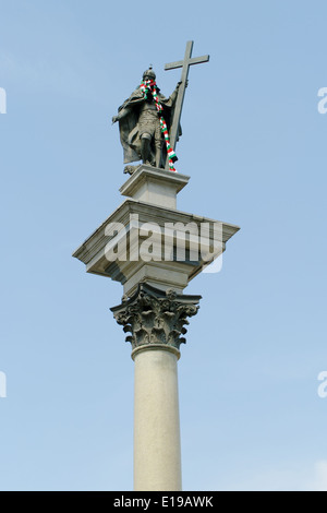 Spalte mit dem König Sigismund III. Wasa mit dem Legia Warszawa Fußball Club Schal am Hals des Königs. Warschau, Polen. Stockfoto