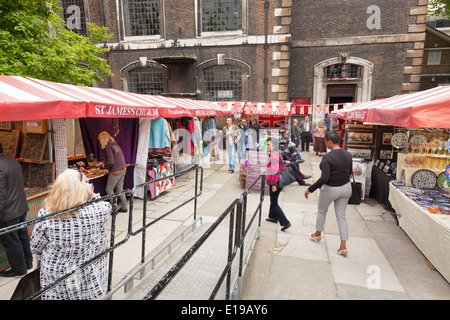 Marktstände in St. James Church Piccadilly London. Stockfoto