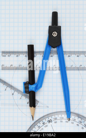 Kompass, Regel, Geo und Winkelmesser auf Zeichenpapier mit Maßeinteilung Stockfoto