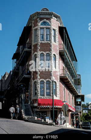 Das umgebaute 1880 ist Flatiron Building unter den am meisten fotografierten historischen Gebäuden in den Ozark Mountains Kleinstadt Eureka Springs, Arkansas, USA. Stockfoto