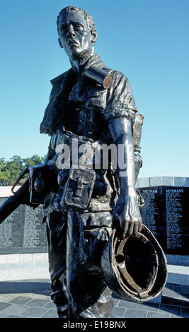 Eine Bronzestatue von traurig Soldat hält seinen Helm und Gewehr ist das Herzstück des Vietnam Veterans Memorial in Little Rock, Arkansas, USA. Stockfoto