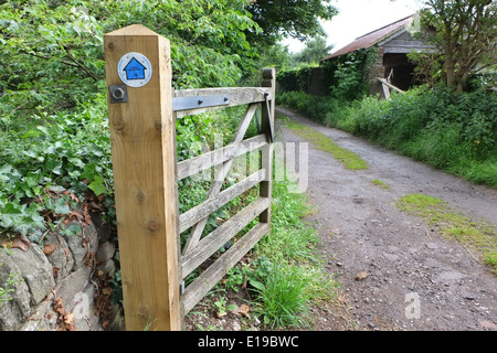 Öffentliche Zaum weg unterzeichnen auf der Post ein offenes Tor Weg in Winterbourne, South Gloucestershire, 27. Mai 2014 Stockfoto