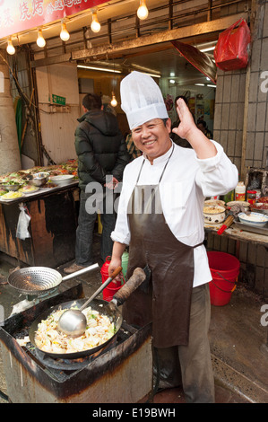 Koch, die Essenszubereitung Straße in der Altstadt, Shanghai, China Stockfoto