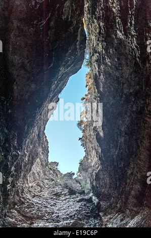 Europa. Frankreich. Corse-du-Sud (2A). Bonifacio. Das Loch des Abgrundes nimmt die Form von korsika an Stockfoto