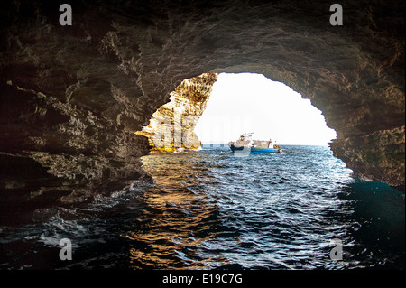 Europa, Frankreich, Corse-du-Sud (2A), Bonifacio. Eintritt in eine Meereshöhle Stockfoto