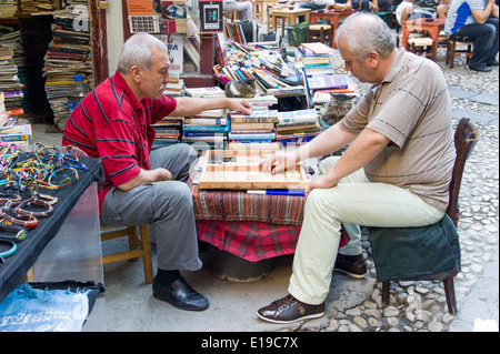 Männer spielen Backgammon in der Hazzopulo Passage vor Istiklal Caddesi, Beyoglu, Istanbul, Türkei Stockfoto