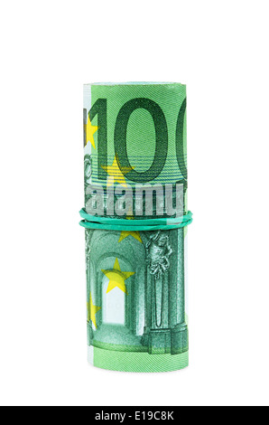 Banknoten von 100 Euro mit Kautschuk isoliert auf weißem Hintergrund mit Beschneidungspfad gerollt Stockfoto